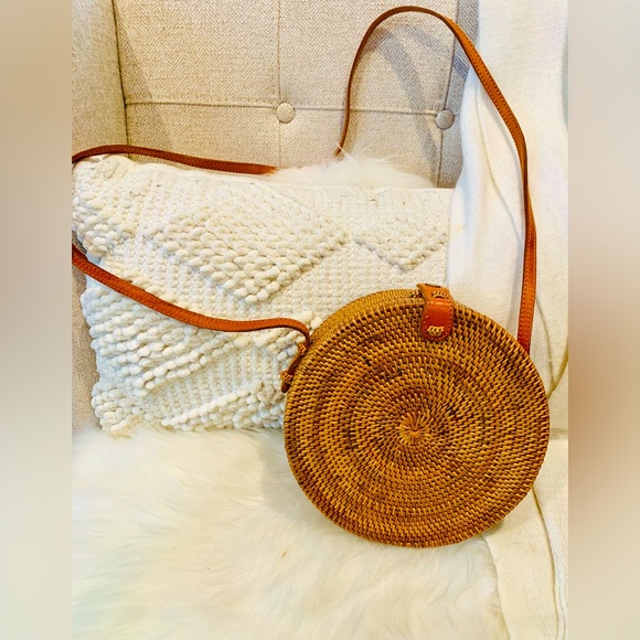 POPPY & SAGE NWOT ROUND RATTAN BASKET BAG WITH BLUE & WHITE STRIPED INTERIOR - Picture 2 of 5
